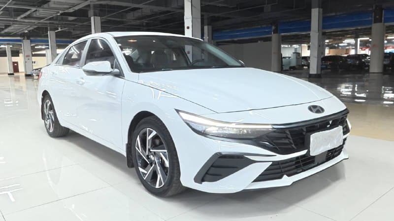 Hyundai Elantra  🏎